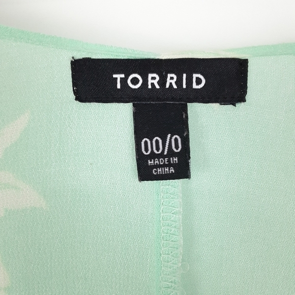 Torrid | Floral Print shirttail Kimono - Picture 7 of 10